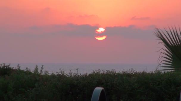 Hermosa puesta de sol en el mar Mediterráneo, Chipre — Vídeos de Stock