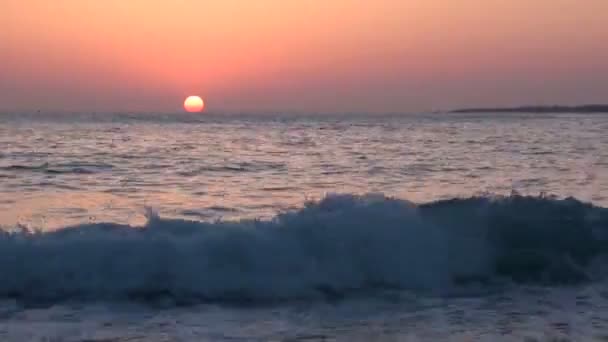 Beau coucher de soleil dans la mer Méditerranée, Pathos, Chypre — Video