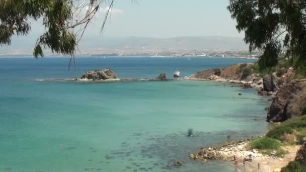 Остров Кипр с видом на горы к морю — стоковое видео