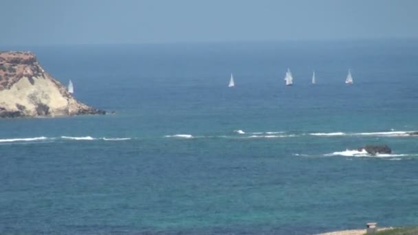 Yate de vela en el mar — Vídeos de Stock