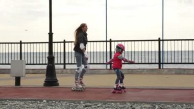 Anne ve kızı paten için öğrenmek