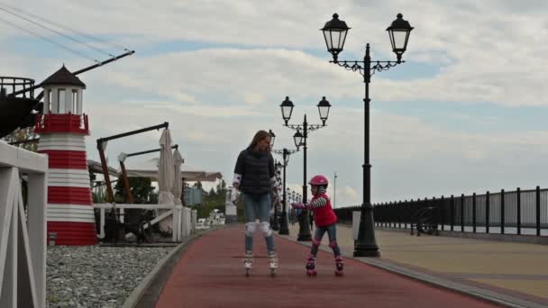 Mutter und Tochter lernen Rollschuhlaufen — Stockvideo