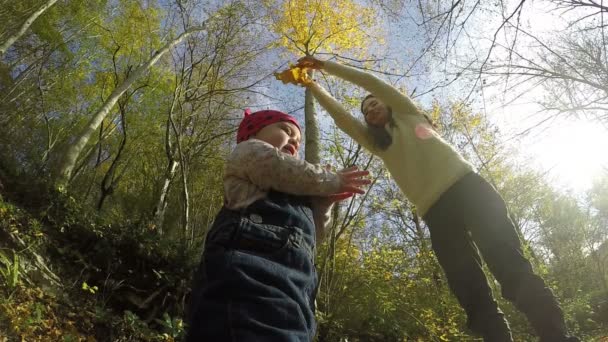 Madre e hija jugando afuera el día de otoño. Full HD — Vídeos de Stock