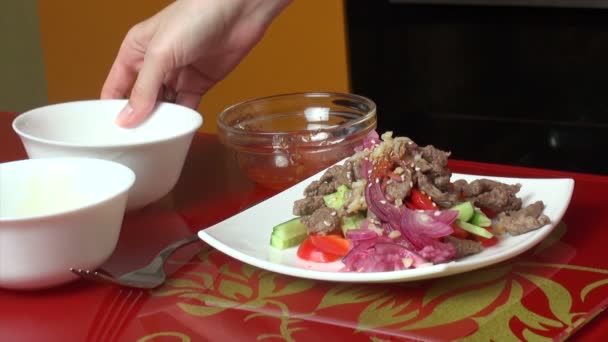 Sauce würzigen Thai-Salat mit Rindfleisch und Gemüse gießen — Stockvideo