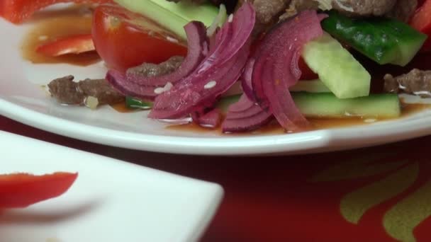 Salada picante com carne quente — Vídeo de Stock