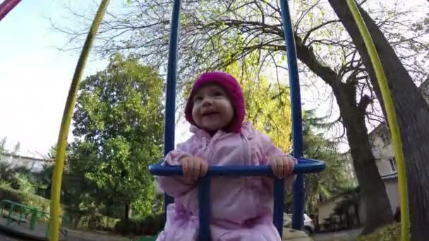 Carino bambina avendo divertimento su swing a autunno giorno — Video Stock