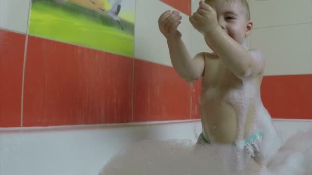 Bebé tomando baño y ducha — Vídeos de Stock