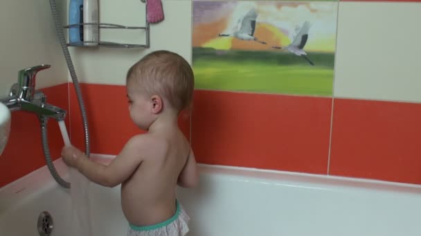 Rolig liten baby flicka i badet leker med vattendroppar och tvätta ansiktet — Stockvideo