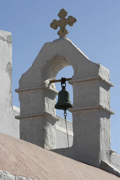 Bir çan olan Yunanistan'da geleneksel kilise