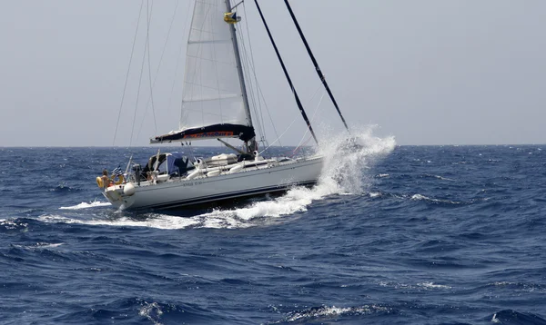 Yate de vela en el mar Mediterráneo —  Fotos de Stock