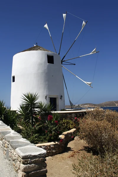 Ветряная мельница на острове Миконос в Греции — стоковое фото