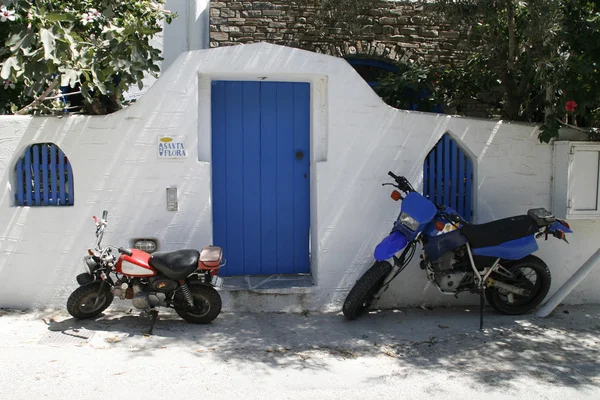 Porte traditionnelle en bois bleu en Grèce — Photo