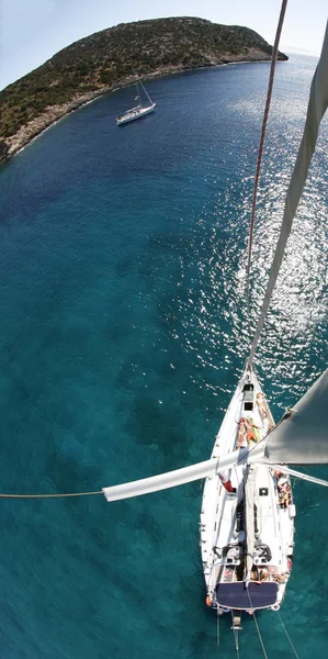 Yate de vela en el mar Mediterráneo — Foto de Stock