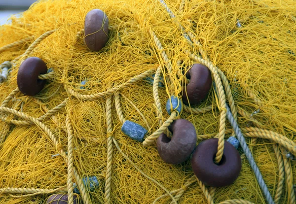 Fischernetze auf Fischerboot. Gelbes Netz. Griechenland — Stockfoto