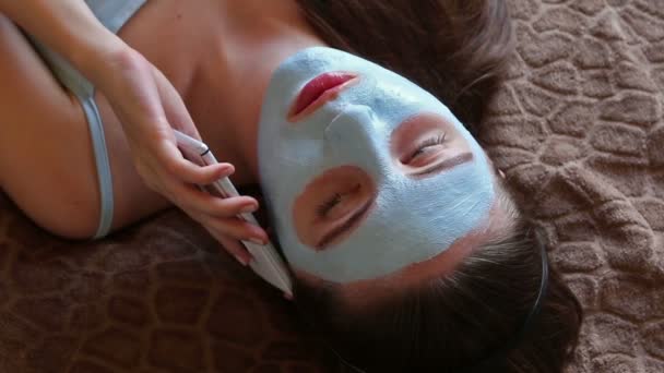 Jeune femme avec masque facial. — Video