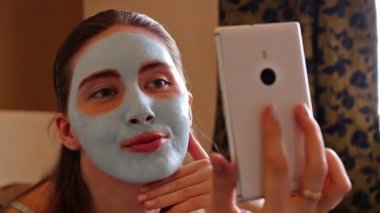 Yalan ve bir otoportre yapıyor güzel kız