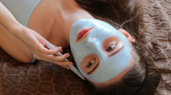 kozmetik kızla smartphone üzerinde konuşurken yüzünü maske
