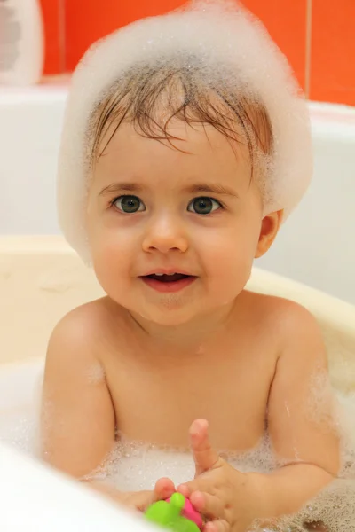 Kinder spielen mit Schaum und Wasserspritzern. — Stockfoto