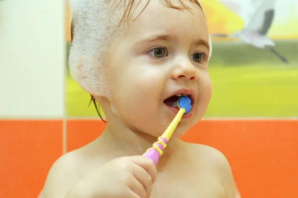 Ребенок в ванной, чистит зубы зубной щеткой — стоковое фото
