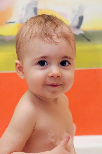 Criança pequena a idade de um ano joga no banheiro . — Fotografia de Stock