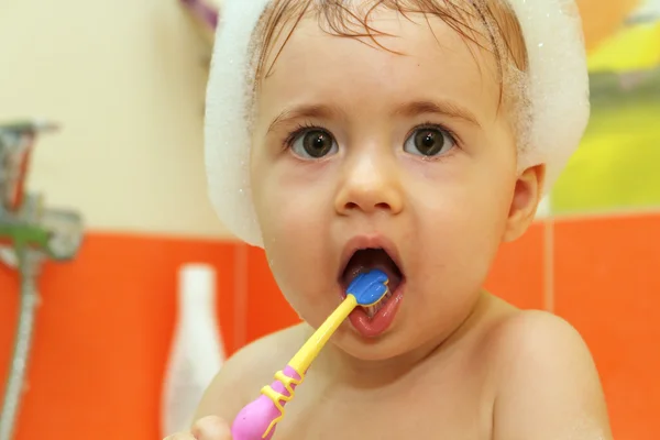 Маленький ребенок чистит зубы в ванной — стоковое фото
