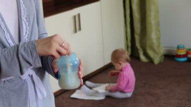 Anne sütü çocuğunuz için hazırlanıyor. arka plan bebek