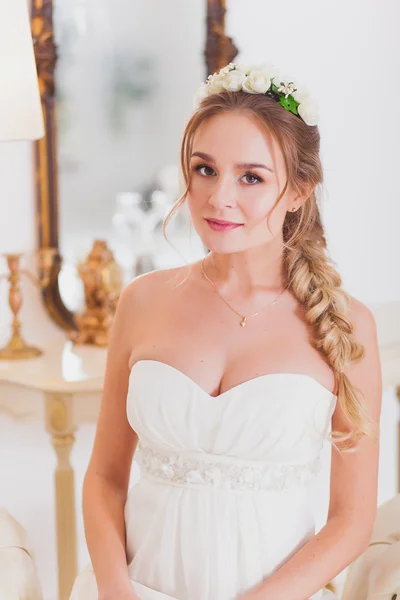 Güzel gelin sarışın kız bir gelinlik ayna açık aşınmış