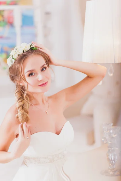 Bella sposa ragazza bionda in un abito da sposa indossato davanti allo specchio — Foto Stock