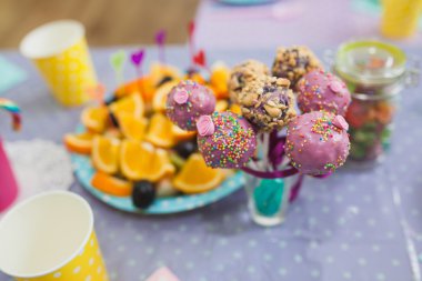 Çocuk doğum günü Festival tablosunda. Şeker çubuğu