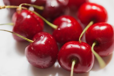 Beyaz bir arka plan üzerinde kiraz çilek portre