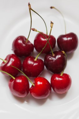 Beyaz bir arka plan üzerinde kiraz çilek portre