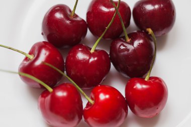 Beyaz bir arka plan üzerinde kiraz çilek portre