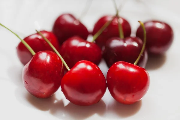 Beyaz bir arka plan üzerinde kiraz çilek portre