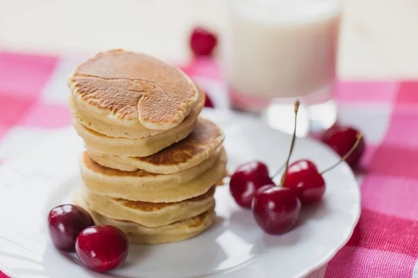 Sabroso Panqueque con cerezas frescas en un plato blanco. Desayuno americano —  Fotos de Stock