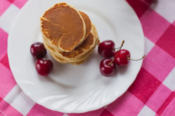 Tasty Pancake with fresh cherries on a white plate. American breakfast — Stock Photo, Image