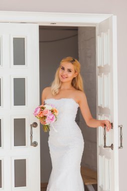 Güzel bir sarışın gelin buketi bir iç ışık, düğün kavram ile portresi