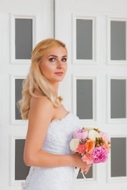 Güzel bir sarışın gelin buketi bir iç ışık, düğün kavram ile portresi