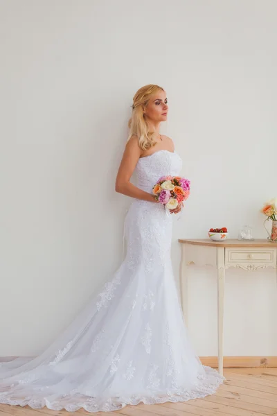 Portréja egy gyönyörű szőke menyasszony csokor egy belső fény, esküvői koncepció — Stock Fotó