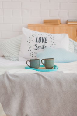 Oda, Kahvaltı kavramı bir tepsi üzerinde iki bardağı beyaz