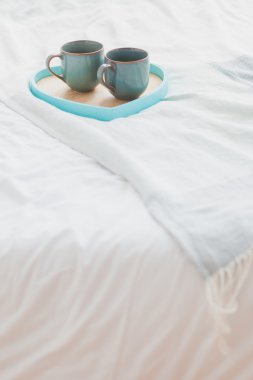 Oda, Kahvaltı kavramı bir tepsi üzerinde iki bardağı beyaz