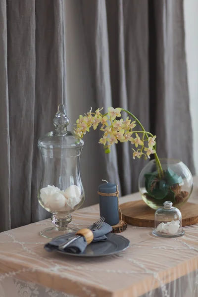 Tablo gri renklerde hizmet