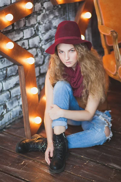 Hermosa chica de pelo rizado en sombrero y jeans —  Fotos de Stock