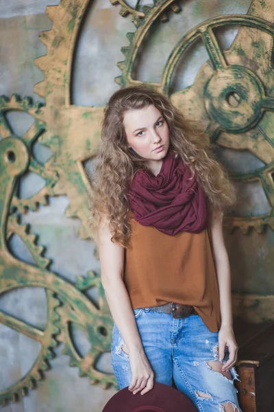 Menina de cabelos cacheados bonita em chapéu e jeans — Fotografia de Stock