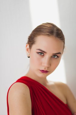 beyaz zemin üzerine Kırmızı elbiseli genç kız