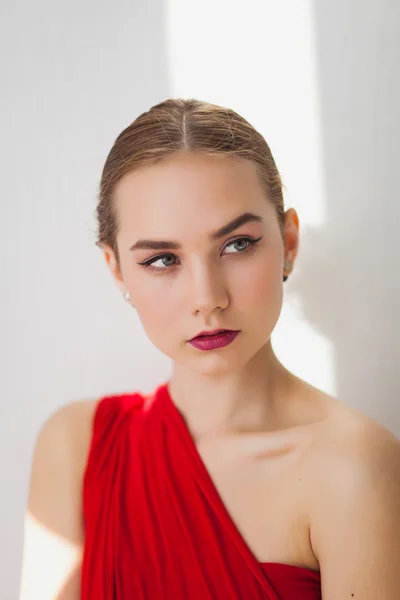 白地に赤いドレスの若い女の子 — ストック写真