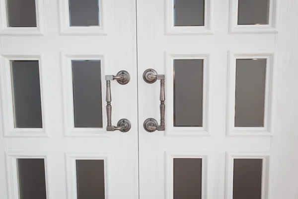 Beyaz ahşap kapı metal kulplu