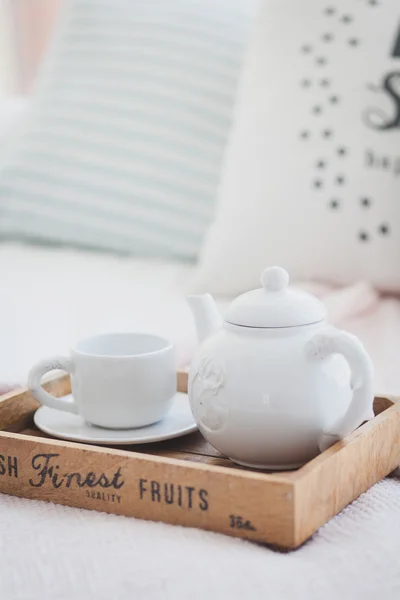 Fehér teáskanna és egy fa tálcán kupa — Stock Fotó