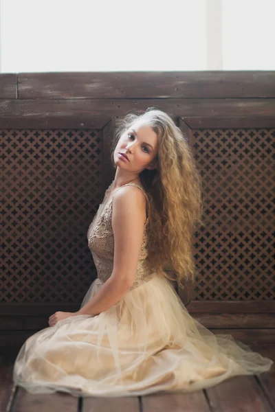 아름 다운 베이지색 드레스에 젊은 곱슬 여자 — 스톡 사진