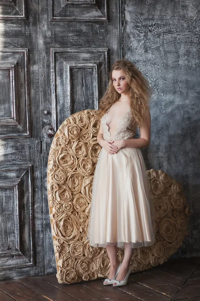 Güzel bej elbiseli genç kıvırcık kadın — Stok fotoğraf