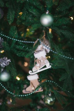 Noel oyuncaklar paten şeklinde Ladin dalda asılı